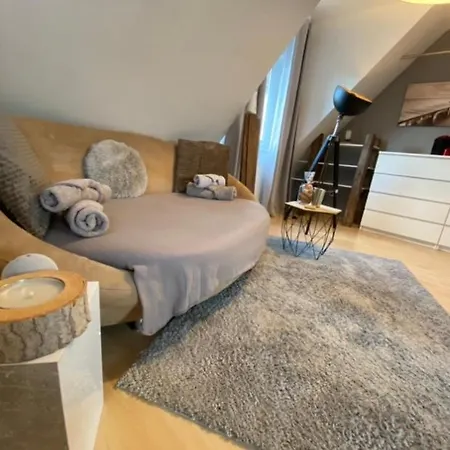 2-zimmer-apartment Mit Kueche Und Bad Im In Ortsrandlage *