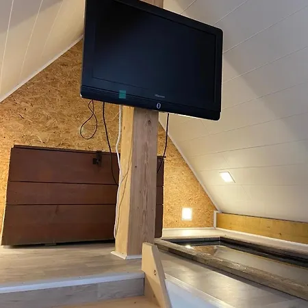 2-zimmer-apartment Mit Kueche Und Bad Im In Ortsrandlage *